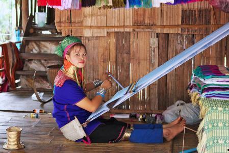 长颈族拿下环的照片